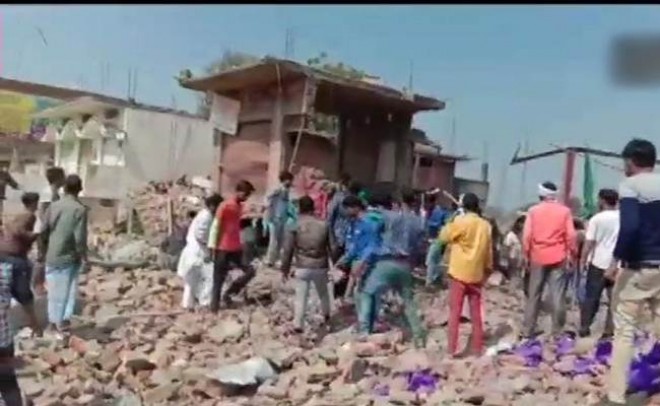 Explosion in carpet factory kills 10 in UP