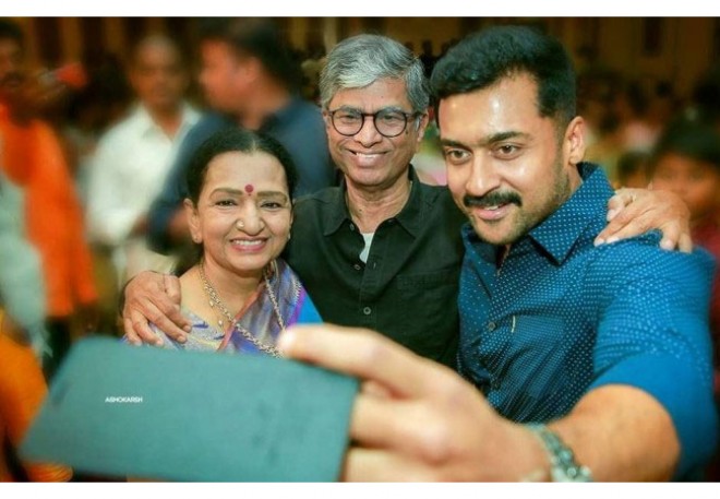 Viral Pic: Suriyas selfie moment with Thalapathy Vijays parents 