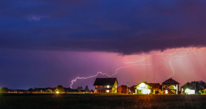 Thunderstorm kills and injuries for several people.