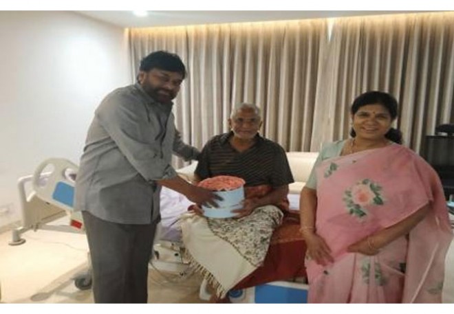 Megastar, wife Surekha visit hospitalised Murali Mohan
