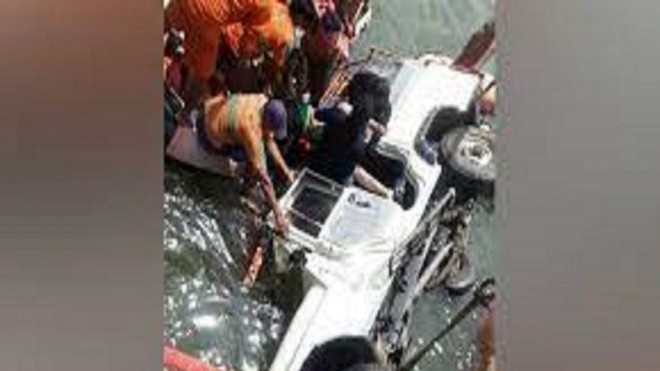 Patna: A pick-up van fell into the river, 9 people died