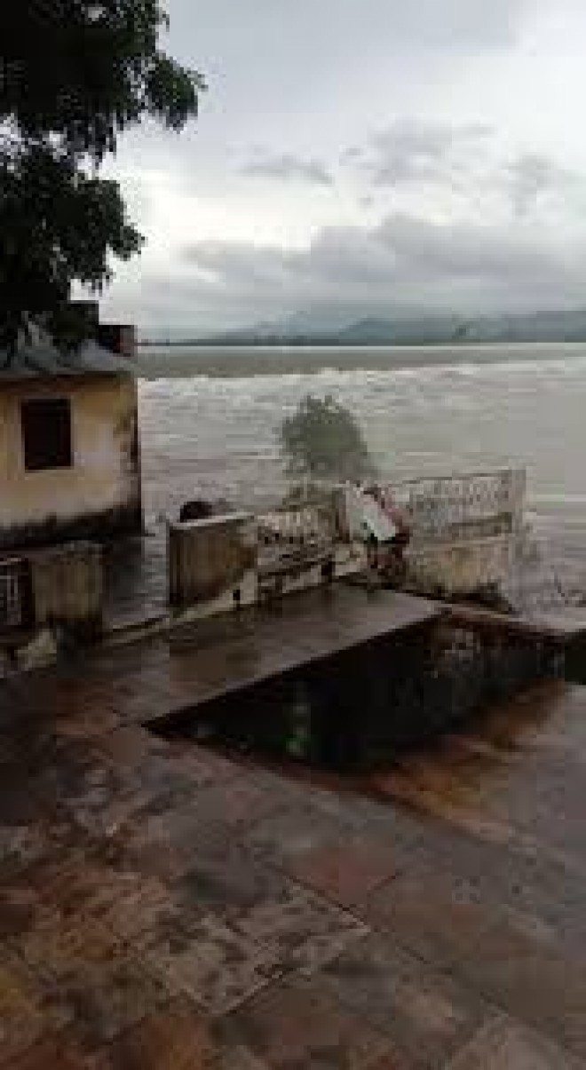 Narmadeshwar temple collapsed due to heavy water 