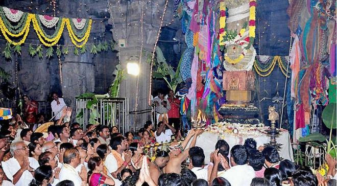 Heavy crowd of devotess at SriKalahasti Temple 